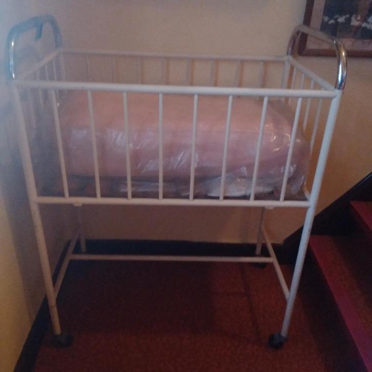 Anciens lits pour bébés originaux de l'ancien hôpital, Antiquités & Art, Curiosités & Brocante, Enlèvement