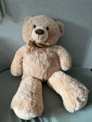 Grote teddybeer beschikbaar voor biedingen