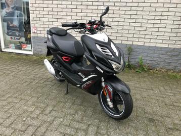 HERFSTKRAKERS:YAMAHA AEROX R 45KM 2-T MATBLACK BJ2015 6000KM beschikbaar voor biedingen