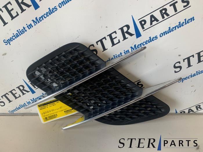 Grille d'aération capot gauche d'un Mercedes SL (197), Autos : Pièces & Accessoires, Carrosserie & Tôlerie, Mercedes-Benz, Utilisé