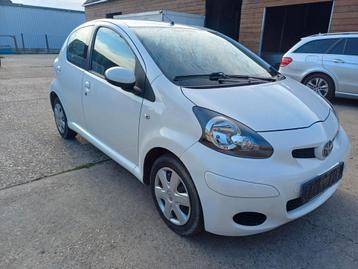 Toyota aygo benzine 1.0 euro5 weinig km  beschikbaar voor biedingen