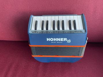 Z.g.a.n. kleine Hohner XS accordeon . 15 bas .  disponible aux enchères