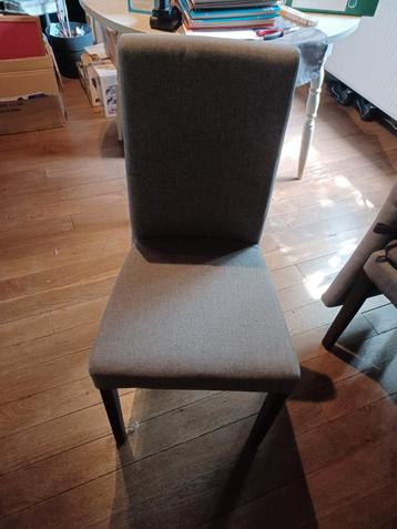 5 grijze stoelen 
