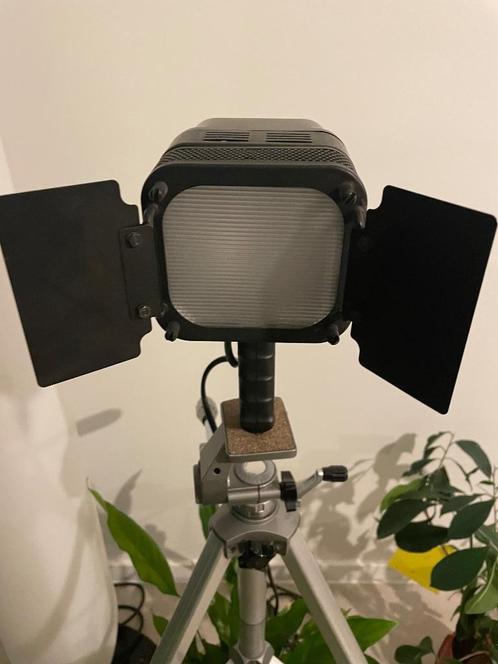 Vintage videolight op Tripod statief, Audio, Tv en Foto, Fotografie | Statieven en Balhoofden, Zo goed als nieuw, Minder dan 150 cm