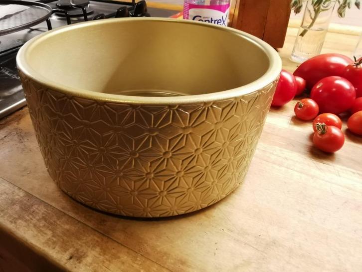 Kom in goudkleur, schaal voor hapjes, decoratie, kerst., Diversen, Kerst, Zo goed als nieuw, Ophalen of Verzenden