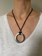 halsketting met metalen ring, Handtassen en Accessoires, Kettingen, Ophalen of Verzenden, Zo goed als nieuw, Bruin, Overige materialen