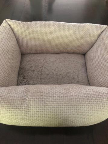 Nieuw hondenmandje beschikbaar voor biedingen