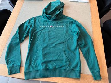 Pull Hilfiger couleur vert taille 176 disponible aux enchères