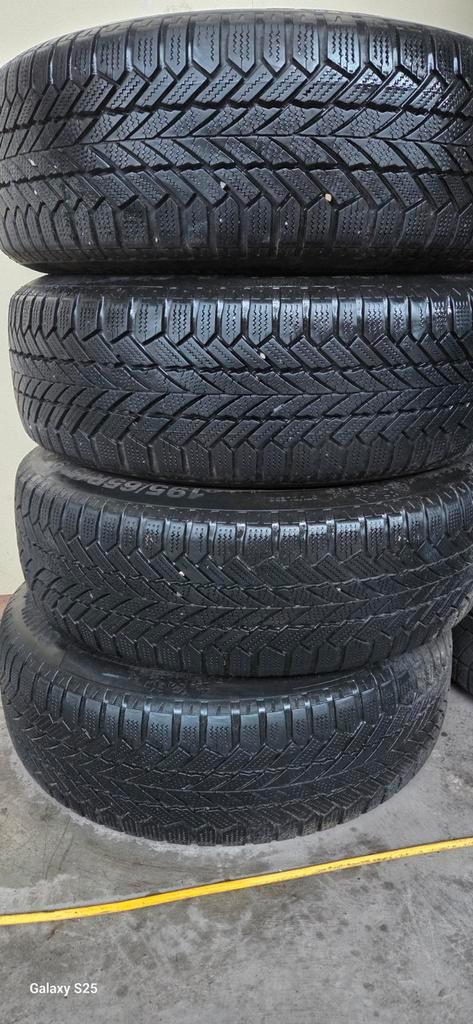 Renault Kangoo bouwjaar 2008 /banden 195 65 R15, Auto-onderdelen, Banden en Velgen, Band(en), Winterbanden, Ophalen