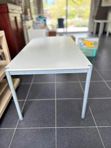 Tafel beschikbaar voor biedingen