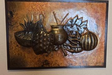Afrikaanse koperen decoratieplaat met wenge houten kader beschikbaar voor biedingen