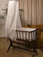 Antieke babybedje met hemel, Enlèvement