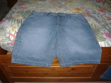 Jeans short beschikbaar voor biedingen