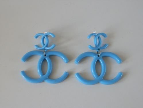 Oorbellen met Chanel logo., Handtassen en Accessoires, Oorbellen, Zo goed als nieuw, Hangers, Overige materialen, Overige kleuren