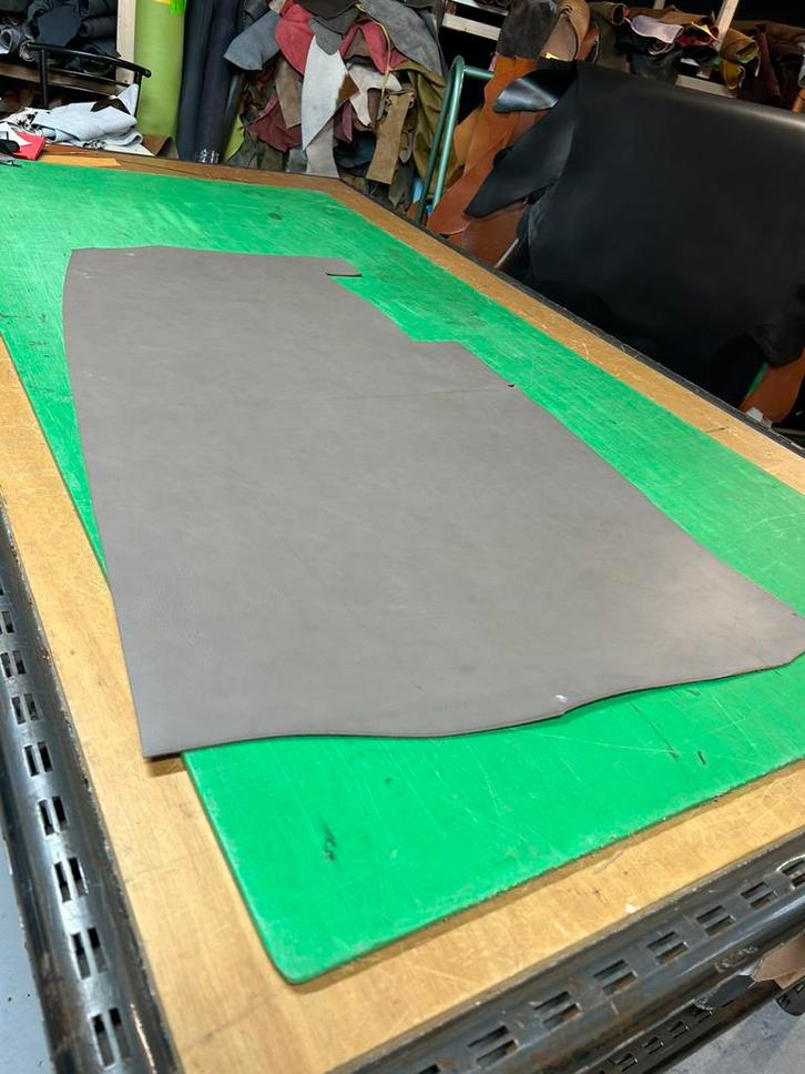 Grijze kleur tuigleer 2 mm dikte half soepel, Hobby en Vrije tijd, Stoffen en Lappen, Zo goed als nieuw, Ophalen of Verzenden