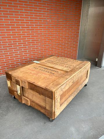 Oude houten kist / industriële salontafel beschikbaar voor biedingen