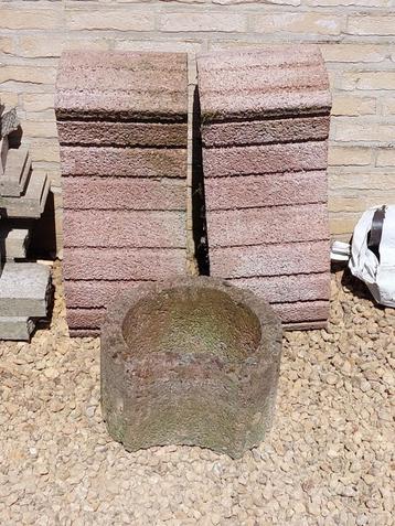 Te koop 3 betonnen bloembakvormen (rood) beschikbaar voor biedingen