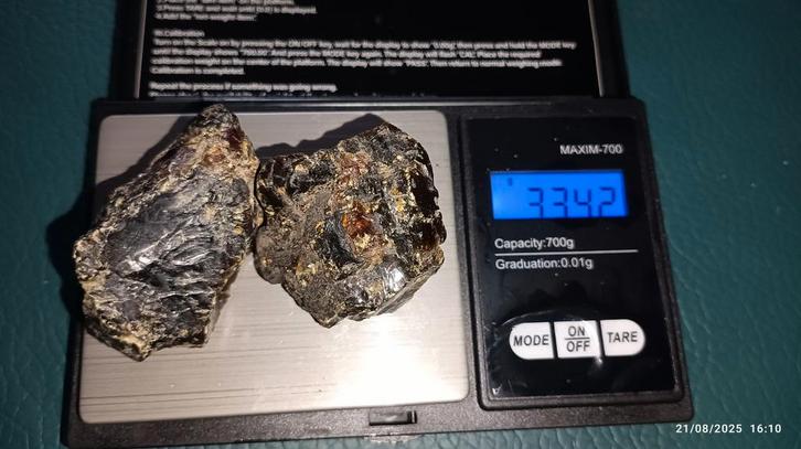 Twee stukken rauwe barnsteen uit Indonesië, Handtassen en Accessoires, Edelstenen, Nieuw, Ophalen of Verzenden