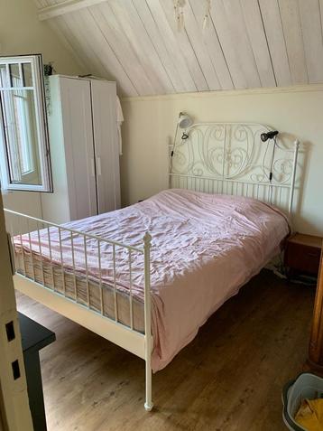 Elegant bed 140x200 + 2 lattenbodems beschikbaar voor biedingen