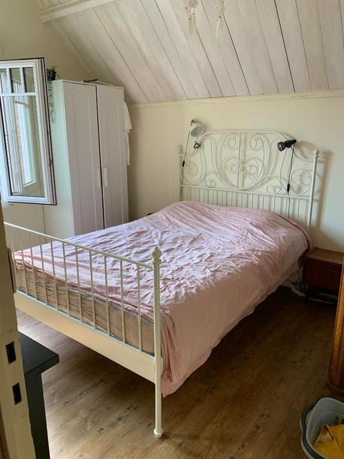 Elegant bed 140x200 + 2 lattenbodems, Huis en Inrichting, Slaapkamer | Bedden, Zo goed als nieuw, Tweepersoons, 140 cm, 200 cm