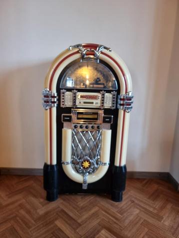 Replica  Wurlitzer met verlichting,radio en CD beschikbaar voor biedingen