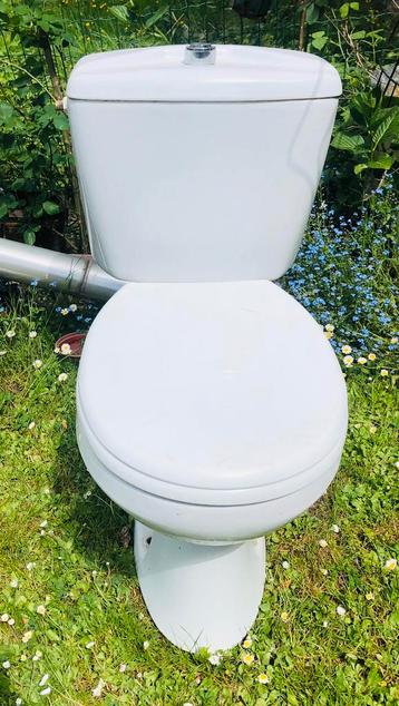 Toilet met stortbak en zitje  beschikbaar voor biedingen
