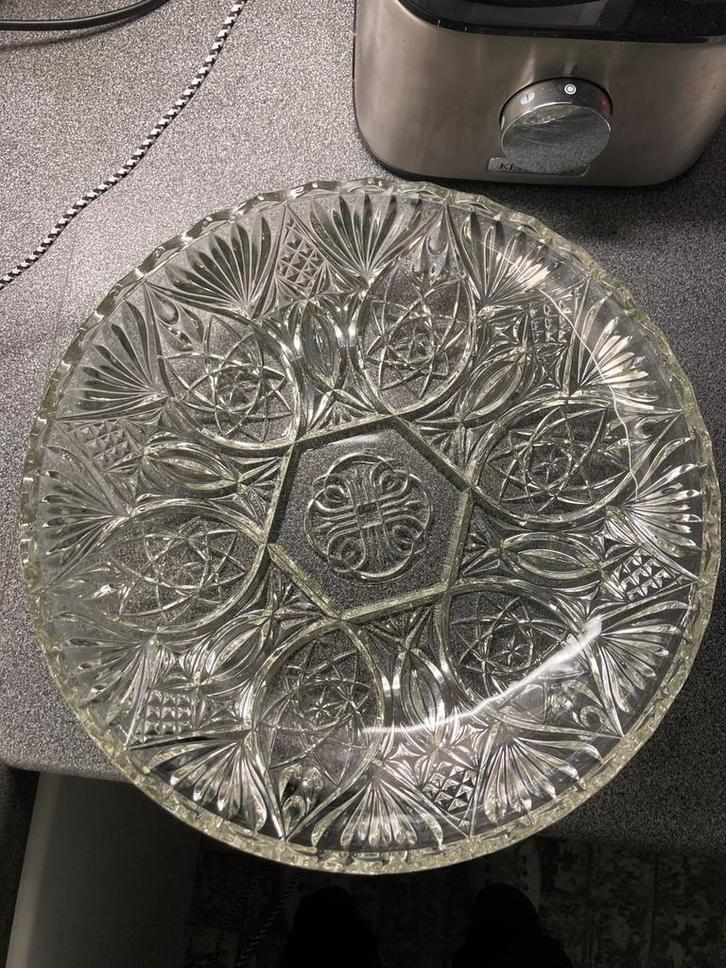 Vsl grote zware schotel, geperst demi-kristal., Huis en Inrichting, Woonaccessoires | Schalen en Manden, Zo goed als nieuw, Ophalen of Verzenden