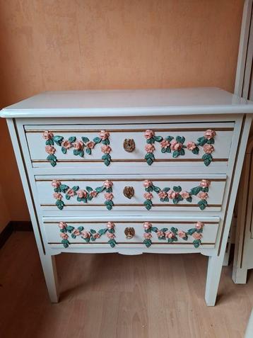 1900 TBE dressoir met bloemen in reliëf  beschikbaar voor biedingen