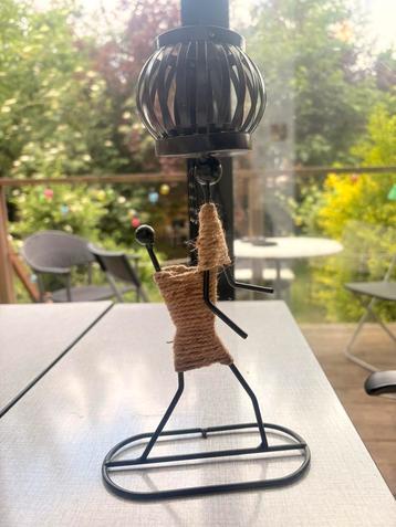 Theelichtje vrouw met kind in draagzak beschikbaar voor biedingen