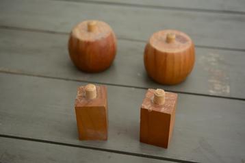 4 massief houten meubelpoten, 2 ronde suède 8,5 cm x x H 7 c beschikbaar voor biedingen