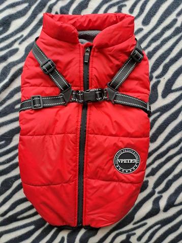 . Leuk nieuw felrood hondenjasje, waterdicht , maat 2XL beschikbaar voor biedingen