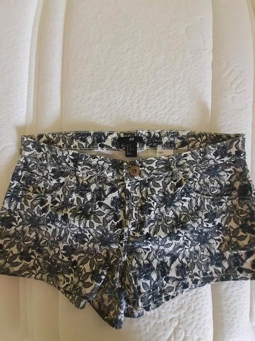 Damesshort H&M Maat 40., Kleding | Dames, Broeken en Pantalons, Zo goed als nieuw, Maat 38/40 (M), Blauw, Kort, Ophalen of Verzenden