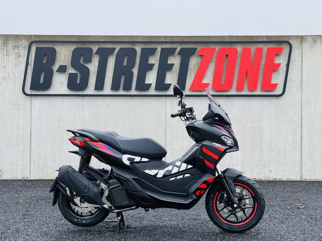 SALONCONDITIES! Aprilia SR-GT 125 Replica E5+, Motos, Motos | Aprilia, Entreprise, Scooter, jusqu'à 11 kW, 1 cylindre, Permis Moto A1 minimum