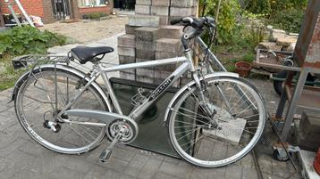 Kapotte fiets, fietsonderdelen beschikbaar voor biedingen
