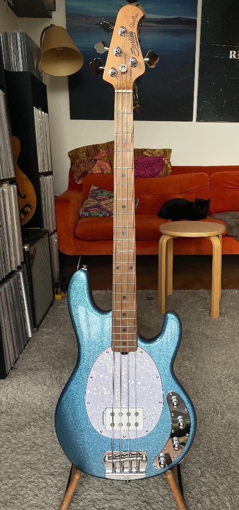 Sterling Ray34 blue sparkle, Musique & Instruments, Instruments à corde | Guitares | Basses, Comme neuf, Électrique, Enlèvement