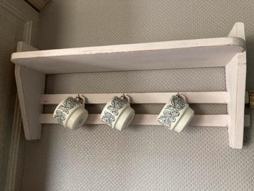 Oude etagère met 3 kopjes beschikbaar voor biedingen