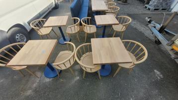 Bistro tafeltjes en stoelen beschikbaar voor biedingen