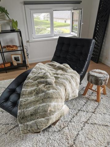 Zwarte lounge zetel  beschikbaar voor biedingen