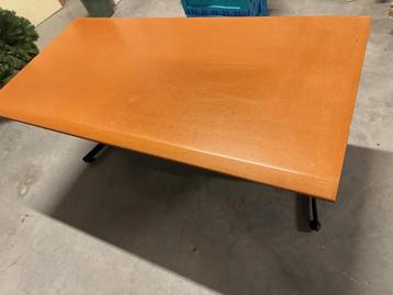 Gratis verstelbare bureau beschikbaar voor biedingen