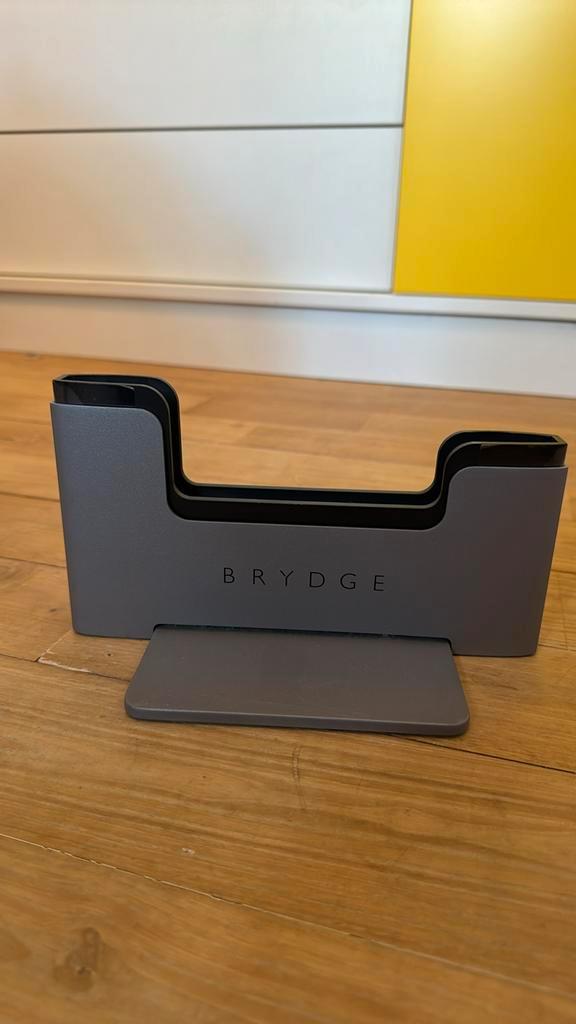 Brydge Vertical Dock, Computers en Software, Netwerk switches, Zo goed als nieuw, Ophalen of Verzenden