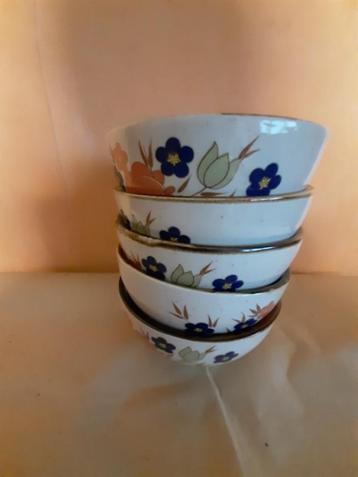  Set van 5 bolle tassen op voet, keramiek Korea beschikbaar voor biedingen