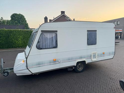 Adria 4250 TK met alle papieren, Caravanes & Camping, Caravanes, Particulier, jusqu'à 5, 750 - 1000 kg, Banquette en rond, Adria