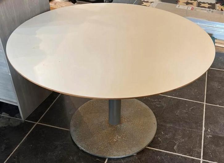 Ronde tafel met metalen voet BALLISTA IKEA, Huis en Inrichting, Tafels | Salontafels, Gebruikt, 50 tot 75 cm, 100 tot 150 cm, 100 tot 150 cm