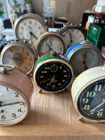 Lot van 8 oude wekkers beschikbaar voor biedingen