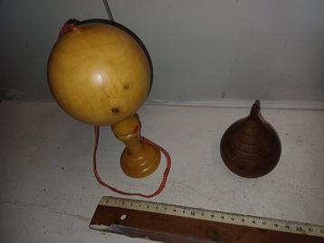 oud speelgoed (bilboquet + houten blad) beschikbaar voor biedingen