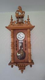 Antieke paardjesklok werkende staat, Ophalen