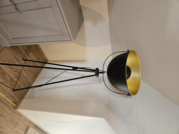 Staanlamp beschikbaar voor biedingen