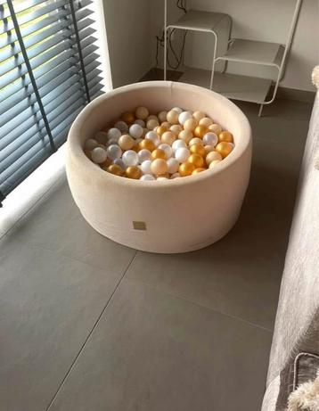 Beige ballenbad in velvet stof beschikbaar voor biedingen