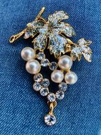 Prachtige vintage broche ‘Druiventros met blad’, Handtassen en Accessoires, Antieke sieraden, Ophalen of Verzenden, Broche