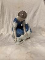 Royal copenhagen: Meisje die melk geeft aan de kat., Verzamelen, Ophalen of Verzenden, Zo goed als nieuw